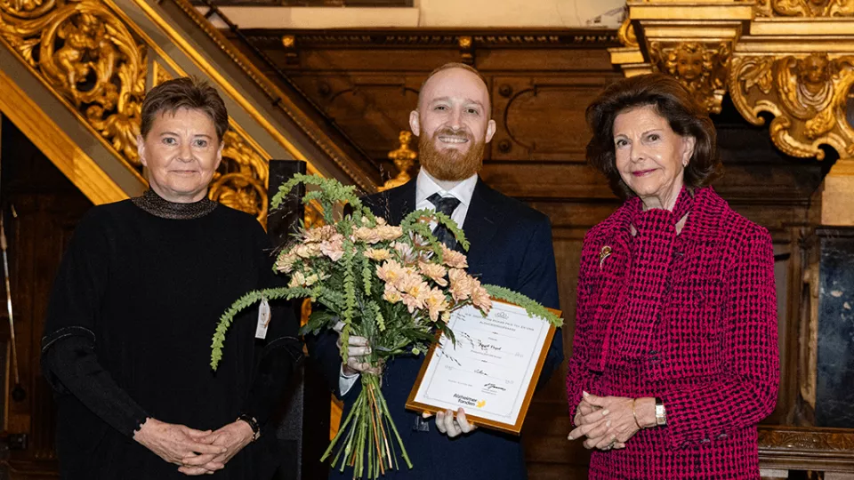 Image from the award ceremony in the German Church. Liselotte Jansson, the Alzheimer Foundation's Secretary General, the prize winner Jacob Vogel and H.M. The queen.