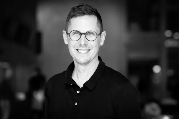 Porträtt svartvitt av Kristian Pietras