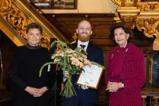 Image from the award ceremony in the German Church. Liselotte Jansson, the Alzheimer Foundation's Secretary General, the prize winner Jacob Vogel and H.M. The queen.