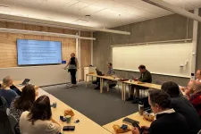 Personer i ett klassrum som lyssnar till en föreläsare