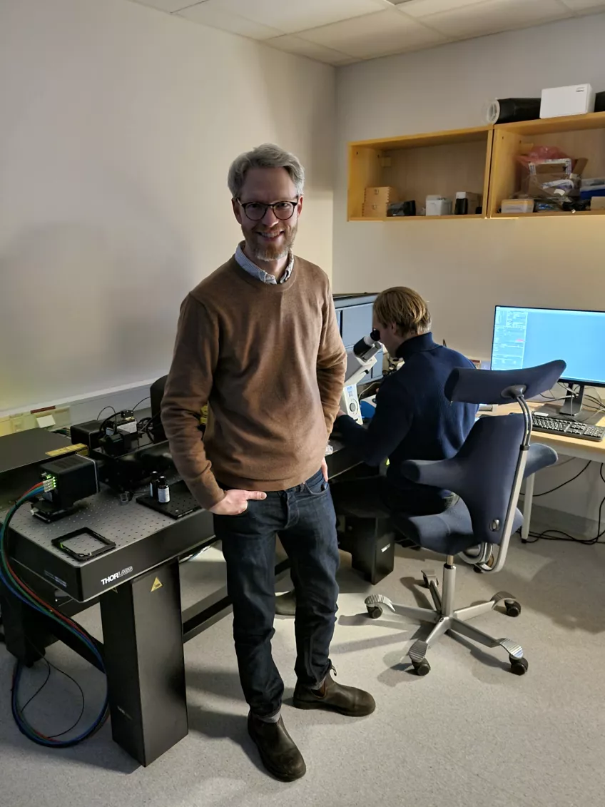 Anders Wittrup in front of the high-speed instant structured illumination microscope 